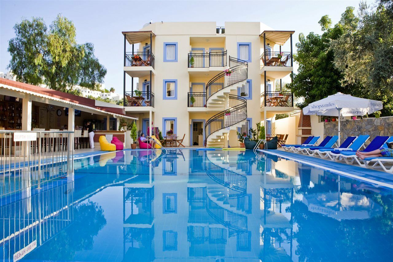Merve Apartments, Your From In Bodrum, Street Cats Frequent The Property, Not Have Balconies , Ground Floor Have Terrace With Table And Chairs Appart hôtel 2*